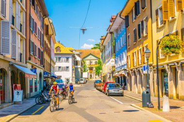 Vevey, İsviçre, 18 Temmuz 2017: Vevey, Switzerlan eski şehrin dar bir sokakta görünümünü
