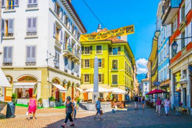 Vevey, İsviçre, 18 Temmuz 2017: Vevey, Switzerlan eski şehrin dar bir sokakta görünümünü