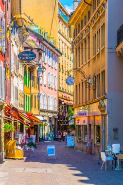 Vevey, İsviçre, 18 Temmuz 2017: Vevey, Switzerlan eski şehrin dar bir sokakta görünümünü