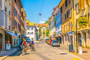 Vevey, İsviçre, 18 Temmuz 2017: Vevey, Switzerlan eski şehrin dar bir sokakta görünümünü