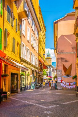Vevey, İsviçre, 18 Temmuz 2017: Vevey, Switzerlan eski şehrin dar bir sokakta görünümünü