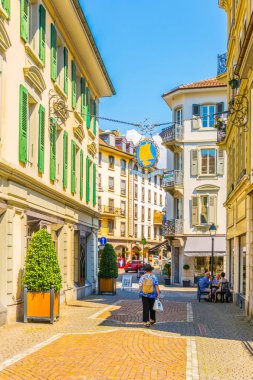 Vevey, İsviçre, 18 Temmuz 2017: Vevey, Switzerlan eski şehrin dar bir sokakta görünümünü