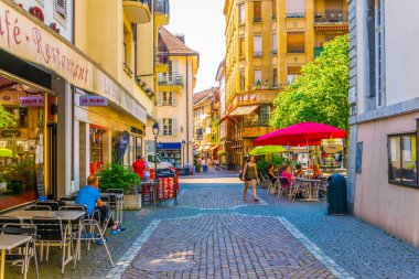 Vevey, İsviçre, 18 Temmuz 2017: Vevey, Switzerlan eski şehrin dar bir sokakta görünümünü
