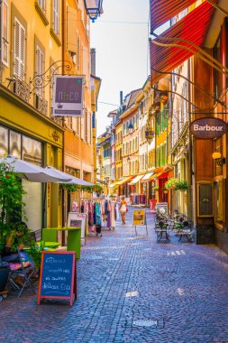 Vevey, İsviçre, 18 Temmuz 2017: Vevey, Switzerlan eski şehrin dar bir sokakta görünümünü