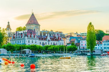 Lozan, İsviçre, 18 Temmuz 2017: Chateau d'Ouchy hotel Lausanne, Switzerlan, gün batımı görünümü