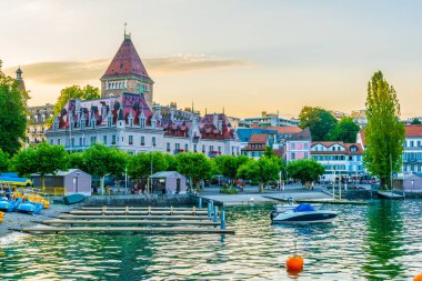 Lozan, İsviçre, 18 Temmuz 2017: Chateau d'Ouchy hotel Lausanne, Switzerlan, gün batımı görünümü