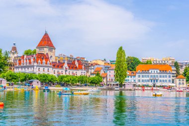 Lausanne, İsviçre, 19 Temmuz 2017: İnsanlar önünde Chateau d'Ouchy hotel Lausanne, Switzerlan adlı bir güneşli gün tadını çıkarıyor
