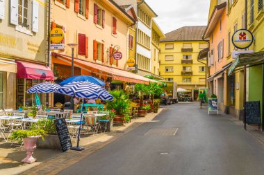 Morges, İsviçre, 19 Temmuz 2017: Swiss şehir Morges, Switzerlan merkezi bir sokakta görünümünü