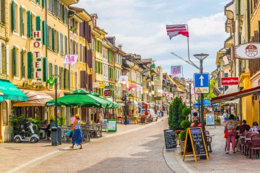 Morges, İsviçre, 19 Temmuz 2017: Swiss şehir Morges, Switzerlan merkezi bir sokakta görünümünü
