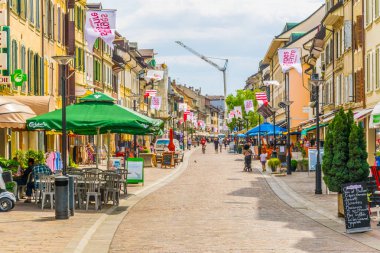 Morges, İsviçre, 19 Temmuz 2017: Swiss şehir Morges, Switzerlan merkezi bir sokakta görünümünü