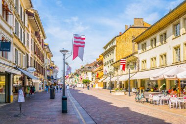 Morges, İsviçre, 19 Temmuz 2017: Swiss şehir Morges, Switzerlan merkezi bir sokakta görünümünü