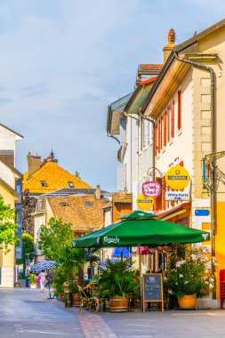 Morges, İsviçre, 19 Temmuz 2017: Swiss şehir Morges, Switzerlan merkezi bir sokakta görünümünü