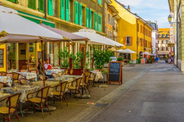 Nyon, İsviçre, 19 Temmuz 2017: Swiss şehir Nyon, Switzerlan dar bir sokakta görünümünü