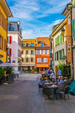 Nyon, İsviçre, 19 Temmuz 2017: Swiss şehir Nyon, Switzerlan dar bir sokakta görünümünü