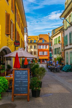 Nyon, İsviçre, 19 Temmuz 2017: Swiss şehir Nyon, Switzerlan dar bir sokakta görünümünü