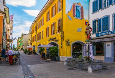 Nyon, İsviçre, 19 Temmuz 2017: Swiss şehir Nyon, Switzerlan dar bir sokakta görünümünü