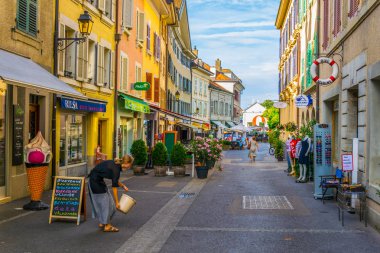 Nyon, İsviçre, 19 Temmuz 2017: Swiss şehir Nyon, Switzerlan dar bir sokakta görünümünü