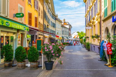 Nyon, İsviçre, 19 Temmuz 2017: Swiss şehir Nyon, Switzerlan dar bir sokakta görünümünü