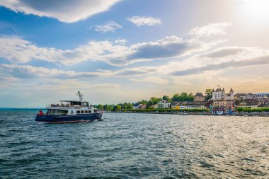Nyon, İsviçre, 18 Temmuz 2017: Yolcu Feribot İskelesi'bağlantı noktası için Nyon, Switzerlan geliyor