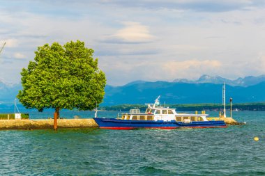 Nyon, İsviçre, 18 Temmuz 2017: Yolcu Feribot İskelesi'bağlantı noktası için Nyon, Switzerlan geliyor