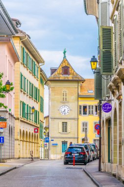 Nyon, İsviçre, 19 Temmuz 2017: Swiss şehir Nyon, Switzerlan dar bir sokakta görünümünü