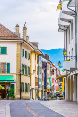 Nyon, İsviçre, 19 Temmuz 2017: Swiss şehir Nyon, Switzerlan dar bir sokakta görünümünü