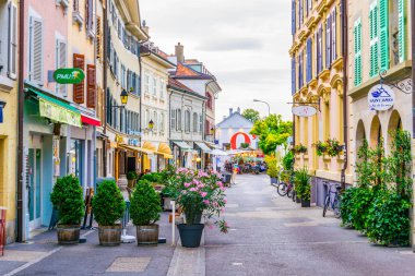 Nyon, İsviçre, 19 Temmuz 2017: Swiss şehir Nyon, Switzerlan dar bir sokakta görünümünü