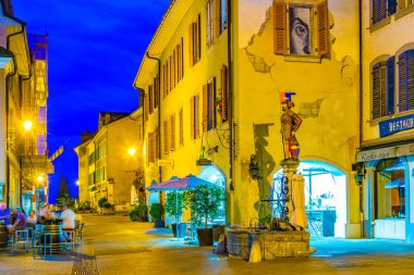 Nyon, İsviçre, 19 Temmuz 2017: Swiss şehir Nyon, Switzerlan dar bir sokakta gece görünümü