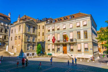 Cenevre, İsviçre, 20 Temmuz 2017: Swiss şehir Cenevre, Switzerlan merkezi bir sokakta görünümünü