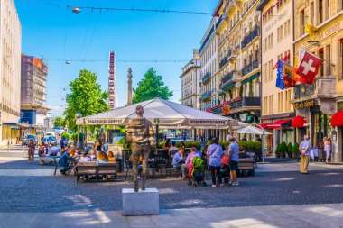 Cenevre, İsviçre, 20 Temmuz 2017: Swiss şehir Cenevre, Switzerlan merkezi bir sokakta görünümünü