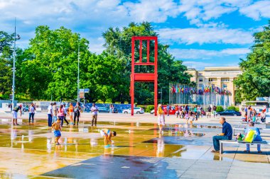 Geneva, İsviçre, 20 Temmuz 2017: Daniel Berste Switzerlan, Cenevre'de Milletler Sarayı önünde kırık bir sandalyeden heykeli turistler hayran