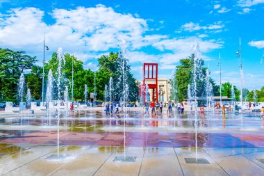 Geneva, İsviçre, 20 Temmuz 2017: Daniel Berste Switzerlan, Cenevre'de Milletler Sarayı önünde kırık bir sandalyeden heykeli turistler hayran