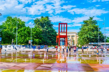 Geneva, İsviçre, 20 Temmuz 2017: Daniel Berste Switzerlan, Cenevre'de Milletler Sarayı önünde kırık bir sandalyeden heykeli turistler hayran