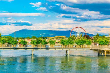 Geneva, İsviçre, 20 Temmuz 2017: İnsanlar bir köprü nehir Rhone swiss şehir Cenevre, Switzerlan üzerinden geçiyorlar