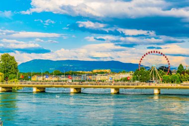 Geneva, İsviçre, 20 Temmuz 2017: İnsanlar bir köprü nehir Rhone swiss şehir Cenevre, Switzerlan üzerinden geçiyorlar