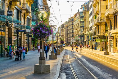 Cenevre, İsviçre, 20 Temmuz 2017: Swiss şehir Cenevre, Switzerlan merkezi bir sokakta görünümünü