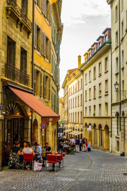 Cenevre, İsviçre, 20 Temmuz 2017: Swiss şehir Cenevre, Switzerlan dar bir sokakta görünümünü
