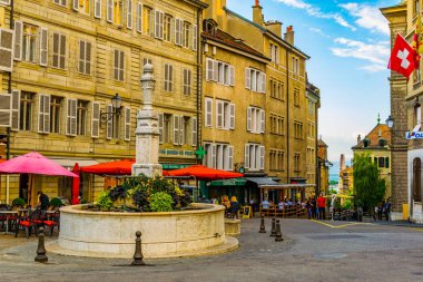 Cenevre, İsviçre, 20 Temmuz 2017: Swiss şehir Cenevre, Switzerlan dar bir sokakta görünümünü