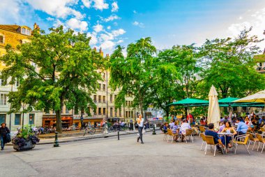 Cenevre, İsviçre, 20 Temmuz 2017: Swiss şehir Cenevre, Switzerlan dar bir sokakta görünümünü