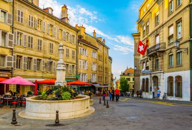Cenevre, İsviçre, 20 Temmuz 2017: Swiss şehir Cenevre, Switzerlan dar bir sokakta görünümünü