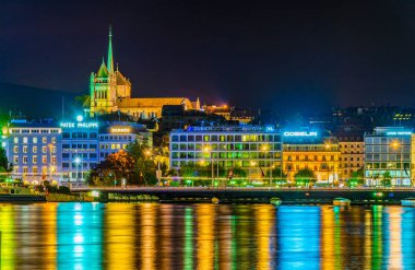 Cenevre, İsviçre, 20 Temmuz 2017: Gece görünümünü cityscape Cenevre tarafından Saint Pierre Katedrali, Switzerlan hakim