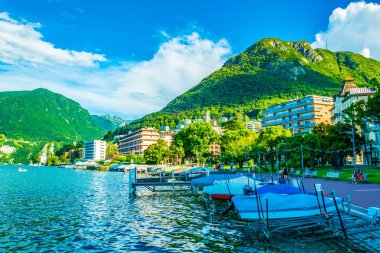 Lugano, İsviçre, 24 Temmuz 2017: Marina Lugano ile arka plan Switzerlan dağda San Salvatore