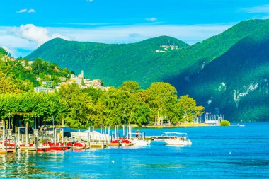 Lugano, İsviçre, 24 Temmuz 2017: Marina Lugano ile arka plan İsviçre dağda Monte Bre