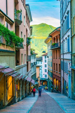 Lugano, İsviçre, 24 Temmuz 2017: İnsanlar yine de İsviçre şehir Lugan ortasına bir sokakta geziniyor