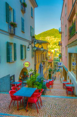 Lugano, İsviçre, 24 Temmuz 2017: İnsanlar yine de İsviçre şehir Lugan ortasına bir sokakta geziniyor