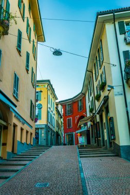 Lugano, İsviçre, 24 Temmuz 2017: İnsanlar yine de İsviçre şehir Lugan ortasına bir sokakta geziniyor