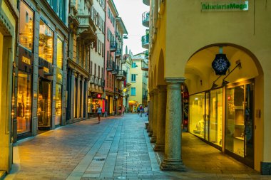 Lugano, İsviçre, 24 Temmuz 2017: İnsanlar yine de İsviçre şehir Lugan ortasına bir sokakta geziniyor
