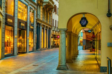 Lugano, İsviçre, 24 Temmuz 2017: İnsanlar yine de İsviçre şehir Lugan ortasına bir sokakta geziniyor