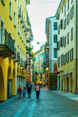 Lugano, İsviçre, 24 Temmuz 2017: İnsanlar yine de İsviçre şehir Lugan ortasına bir sokakta geziniyor