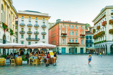 Lugano, İsviçre, 24 Temmuz 2017: İnsanlar Lugano, Switzerlan merkezi kare aracılığıyla gezinme